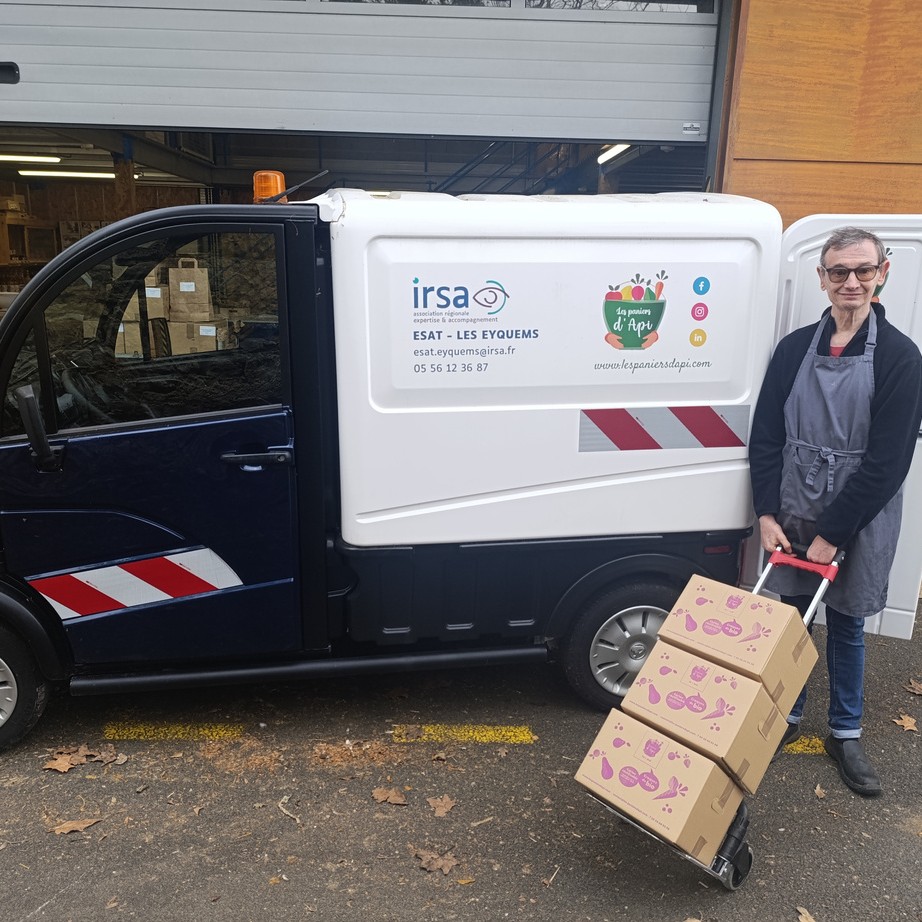 Camion de livraison des Paniers d'Api chargé pour la tournée