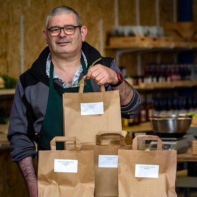 Commandes d'épicerie préparées en sacs kraft dans l'atelier