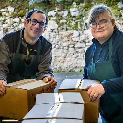 Deux travailleurs de l'atelier avec les colis prêts au départ