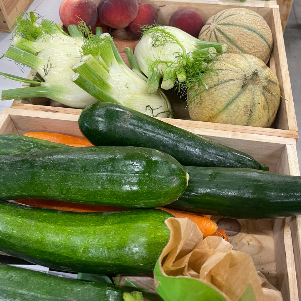 Cagettes de fruits et légumes bio : fenouil, pêches, melons, courgettes et carottes