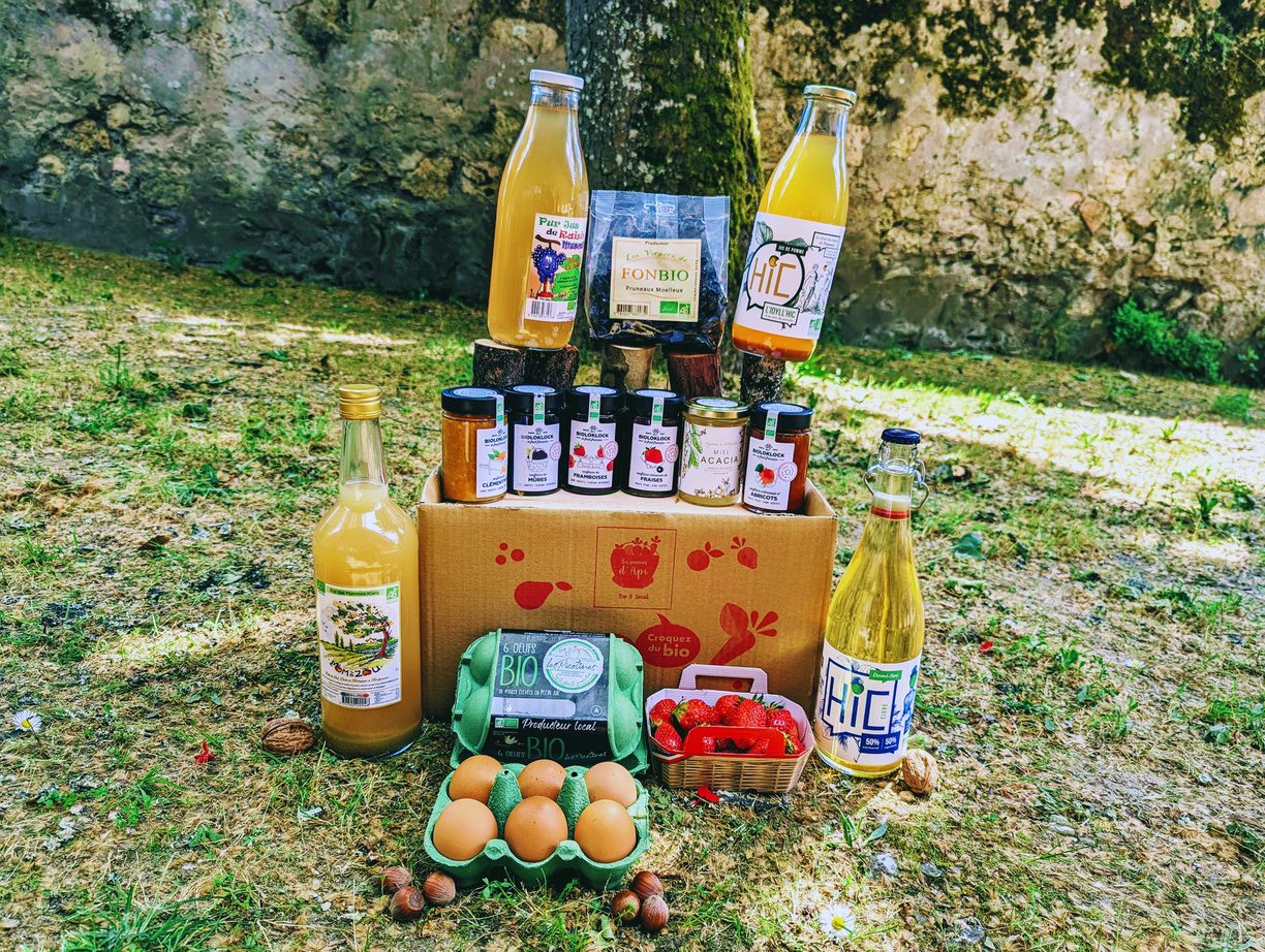 Sélection de produits d'épicerie bio : jus, confitures, œufs et fraises